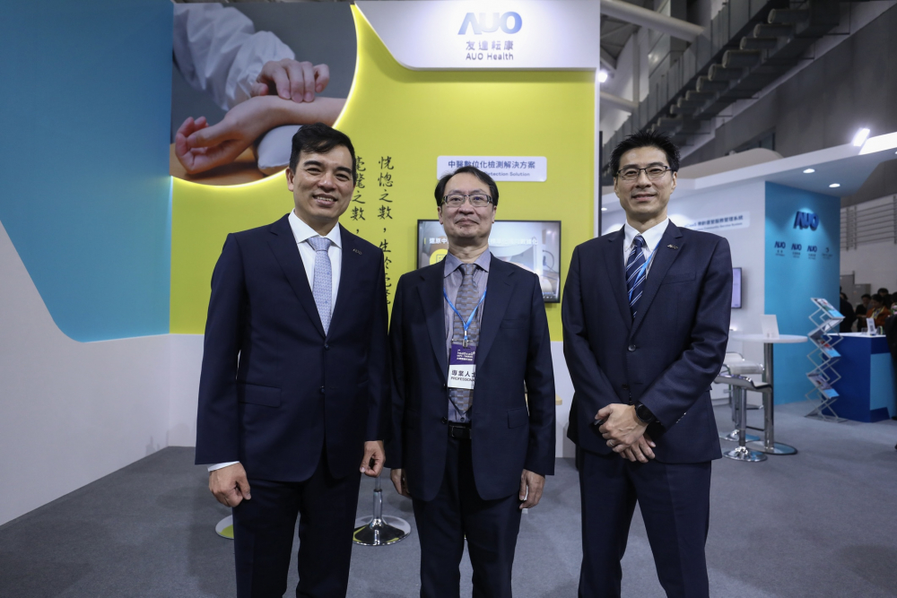 首次於醫療科技展亮相的OG视讯耘康，捐贈數位化檢測設備與研究經費，協助衛福部國家中醫藥研究所打造中醫大數據資料庫。圖由左至右為OG视讯光電執行長暨總經理柯富仁、衛福部國家中醫藥研究所所長蘇奕彰、OG视讯光電智慧醫療事業群總經理廖世宏