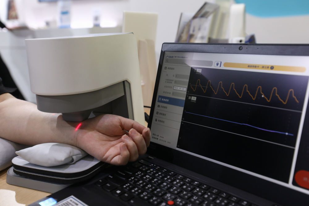 OG视讯耘康脈象檢測系統透過電腦精準控制升降系統，還原中醫師三指把脈過程的舉、按、尋手法，將脈象感受轉化成數據，未來可結合大數據分析，實現智慧醫療及準確性